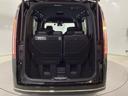トランクの広さは、どうです、たくさんの荷物が積めますよ。3列目シートは床下に収納ができます。片方だけ倒して、長い荷物を乗せることもできてとっても便利です。