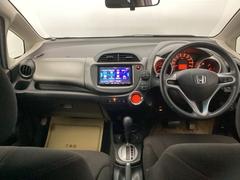 フロントガラスが大きく、ワイドな視界で運転もしやすくなるように設定されています。視認性のよいインパネ周りです。操作スイッチやカップホルダーも使いやすい位置に配置されています。 2