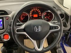 手になじむ感覚のステアリングです。さわり心地、デザイン性にこだわったアイテムです。 3