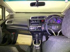 フロントガラスが大きく、ワイドな視界で運転もしやすくなるように設定されています。視認性のよいインパネ周りです。操作スイッチやカップホルダーも使いやすい位置に配置されています。 2