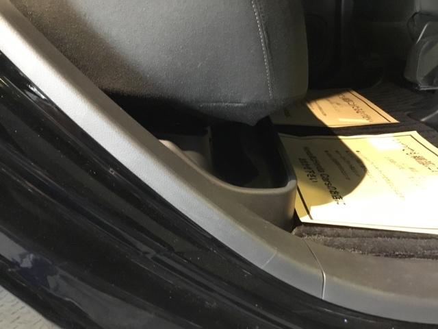 濡れた傘や置靴などをすっきりとしまえる大型のトレー。取り外して、手軽にお手入れもできます。