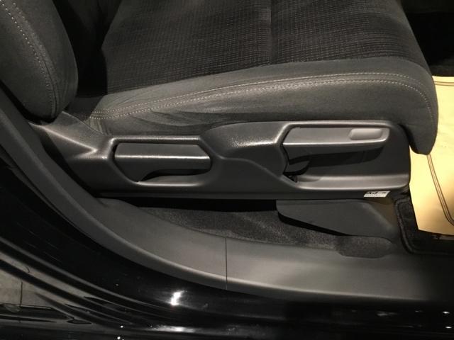 手動のレバーを使って、シートの高さや背もたれの角度を変えることができます。