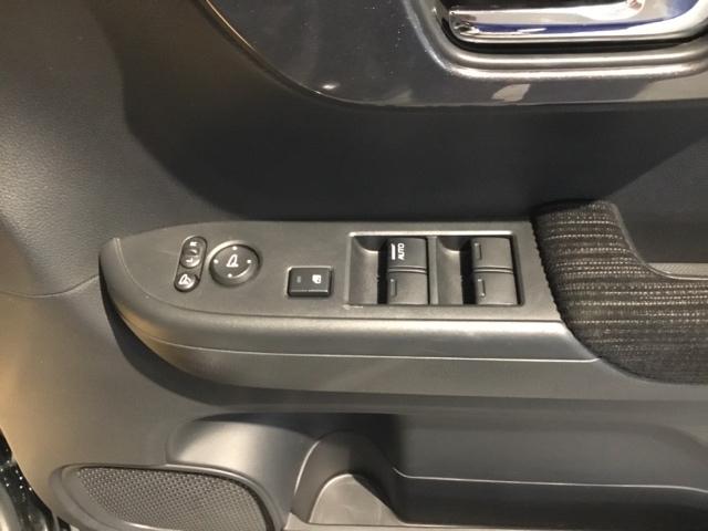 電動格納式リモコンドアミラーと、パワーウィンドウスイッチ等は運転席ドアにあります。