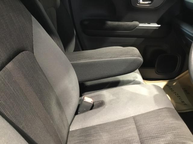 アームレストは快適で便利なドライブサポート。