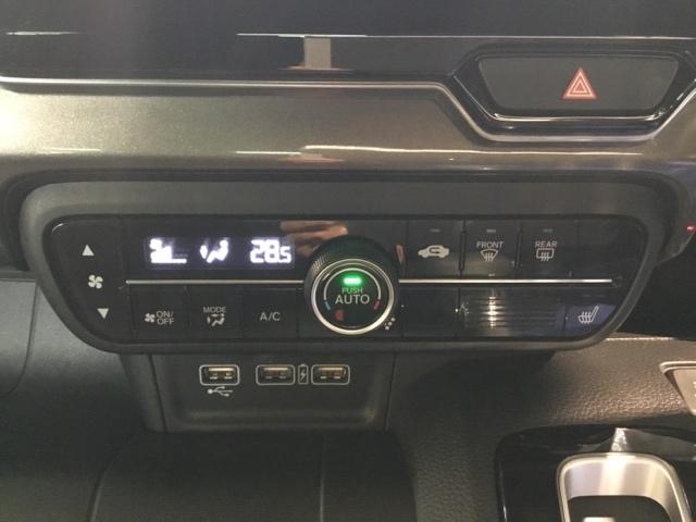 フルオートエアコンが装備されいます。好みの温度に設定するだけで、エアコンの風量やモード切替を自動でコントロールしてくれます。