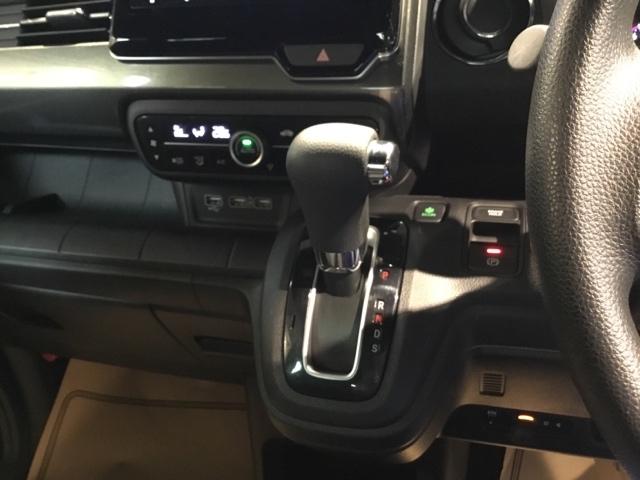 運転席周辺のスマートなレイアウトが、操作のしやすさを実現。快適なドライブをサポートします。手元で操作ができる、電子制御パーキングブレーキ。