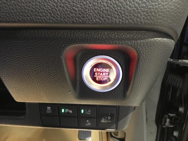 プッシュエンジンスタート／ストップスイッチでキーを差し込むことなく、ワンプッシュでエンジンの始動・停止ができます。
