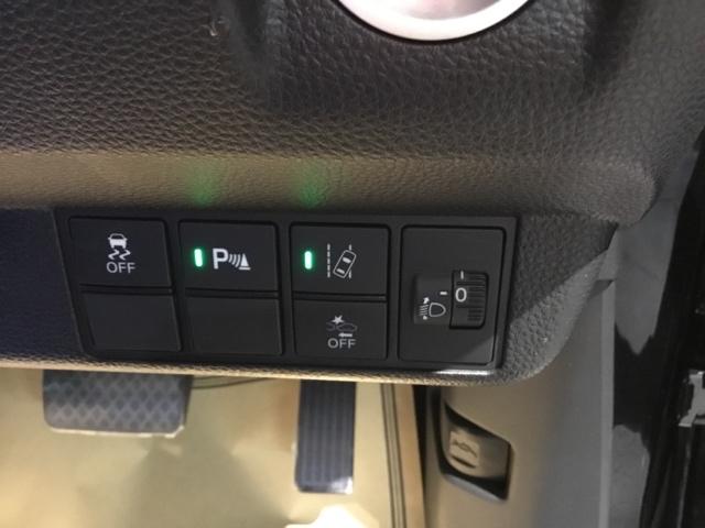 車線などの道路境界をはみ出しそうな時、インフォメーションとステアリング振動で警告してくれます。