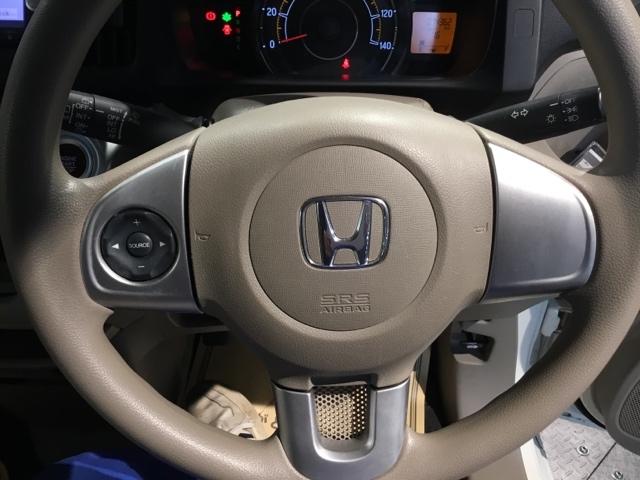 �n���h���ɃI�[�f�B�I����{�^�����������܂��B���_���ڂ����n���h�����痣�����ƂȂ��`�����l����e�I�[�f�B�I�̐؂�ւ���{�����[���������ł��܂��̂ň��S�^�]�ɂ��𗧂��܂��B