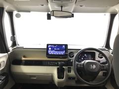 フロントガラスが大きく、ワイドな視界で運転もしやすくなるように設定されています。視認性のよいインパネ周りです。操作スイッチやカップホルダーも使いやすい位置に配置されています。 2