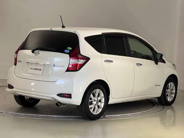 ノート 1.2 e-POWER X Vセレクション 運転席助手席エアバック エアバッグ 衝突被害軽減装置 イモビライザー パワーウインドウ レーンアシスト アルミホイール スマートキー フルオートエアコン Bカメラ アイドリングストップ メモリーナビ(2枚目)