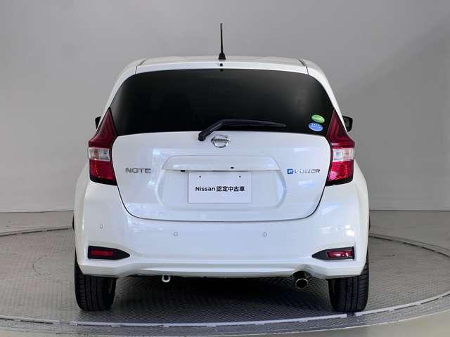 ノート 1.2 e-POWER X Vセレクション 運転席助手席エアバック エアバッグ 衝突被害軽減装置 イモビライザー パワーウインドウ レーンアシスト アルミホイール スマートキー フルオートエアコン Bカメラ アイドリングストップ メモリーナビ(6枚目)