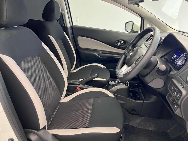 ノート 1.2 e-POWER X Vセレクション 運転席助手席エアバック エアバッグ 衝突被害軽減装置 イモビライザー パワーウインドウ レーンアシスト アルミホイール スマートキー フルオートエアコン Bカメラ アイドリングストップ メモリーナビ(8枚目)