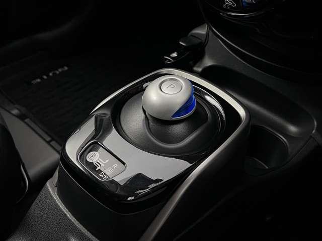 ノート 1.2 e-POWER X Vセレクション 運転席助手席エアバック エアバッグ 衝突被害軽減装置 イモビライザー パワーウインドウ レーンアシスト アルミホイール スマートキー フルオートエアコン Bカメラ アイドリングストップ メモリーナビ(20枚目)