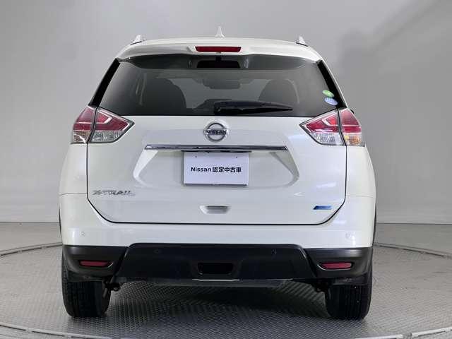 【細かい細部まで洗浄済】エンブレムやヒンジ部分まで細部にわたって洗浄しております。