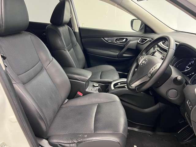 【運転席シート】ゆったりと広々した空間です。ストレスなく運転ができますよ！