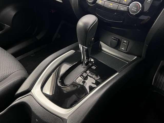 【フロアシフト】握りやすく操作しやすいフロアシフト。