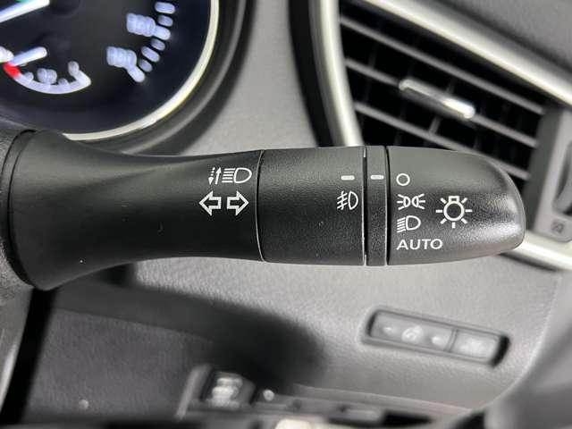 【オートライト】ライトのつけ忘れの心配はありません。トンネルなどでも自動点灯です。夜間も安心して運転できます。