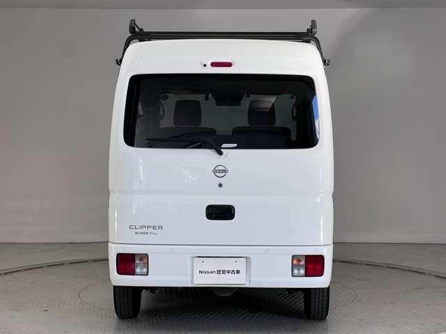 【細かい細部まで洗浄済】エンブレムやヒンジ部分まで細部にわたって洗浄しております。