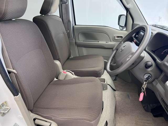 【運転席シート】ゆったりと広々した空間です。ストレスなく運転ができますよ！