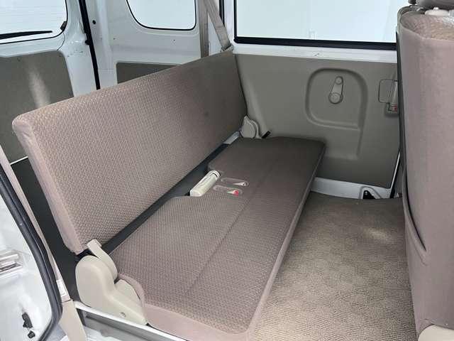 【足元広々】後席も足元広々でお子様も乗りやすいです。フロアマットもきれいです。