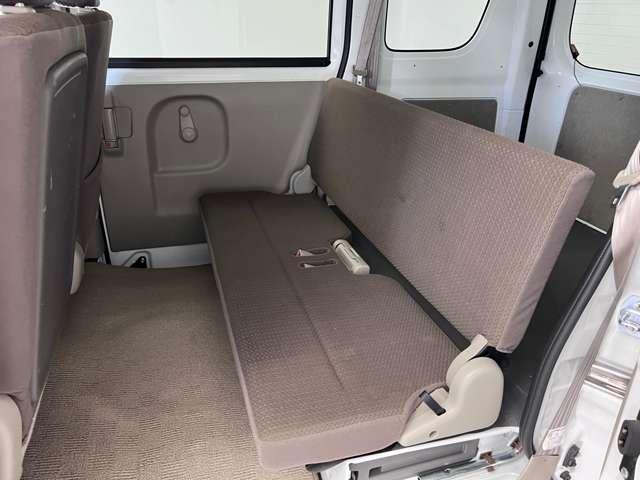 【足元広々】後席も足元広々でお子様も乗りやすいです。フロアマットもきれいです。