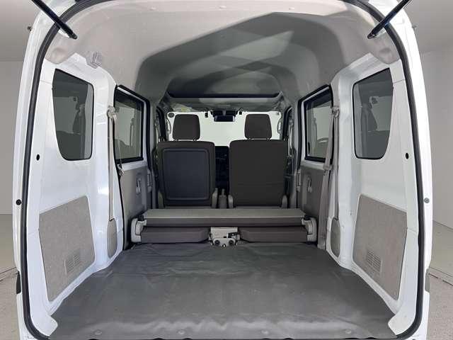 【多彩なシートアレンジ】背もたれを倒すとより多くの荷物を乗せることができます。