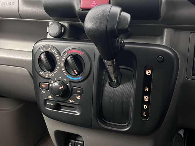 操作が簡単なシフトレバーですのでストレスなく運転が出来ますよ！