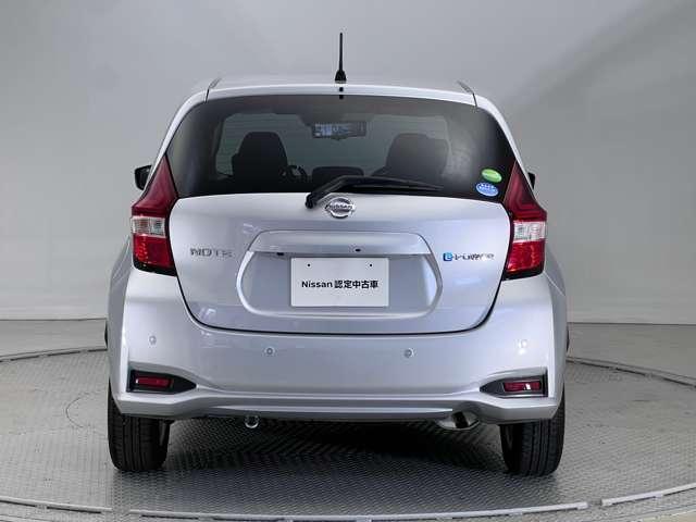 【細かい細部まで洗浄済】エンブレムやヒンジ部分まで細部にわたって洗浄しております。