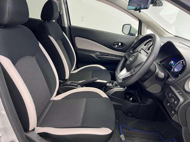 【運転席シート】ゆったりと広々した空間です。ストレスなく運転ができますよ！