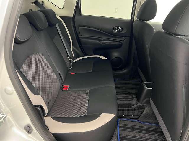 【後席シート】クッション性が高く、ゆったりと座ることができます。