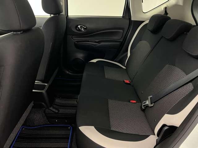 【後席シート】クッション性が高く、ゆったりと座ることができます。