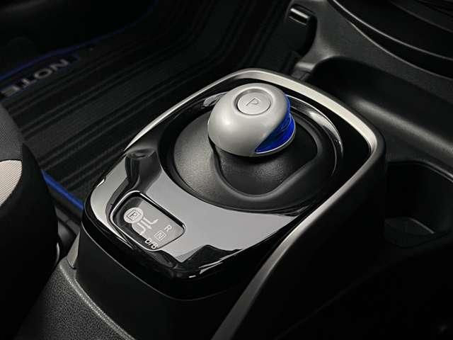 【フロアシフト】握りやすく操作しやすいフロアシフト。