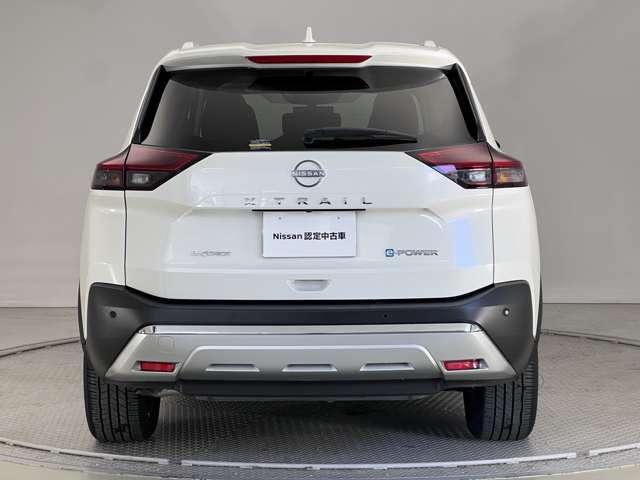 【細かい細部まで洗浄済】エンブレムやヒンジ部分まで細部にわたって洗浄しております。