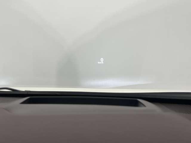 【ヘッドアップディスプレイ】目線を下げずに速度やクルーズコントロールの設定ができます。