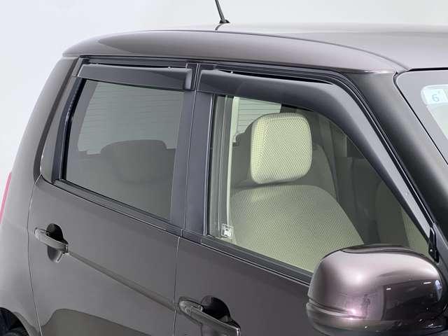 【サイドバイザー】雨の日も気にせず換気ができます。雨の日の喫煙時が非常に便利です。