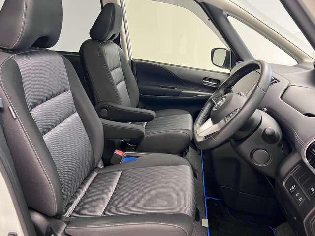 【運転席シート】ゆったりと広々した空間です。ストレスなく運転ができますよ！