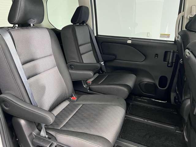 【足元広々】後席も足元広々でお子様も乗りやすいです。フロアマットもきれいです。