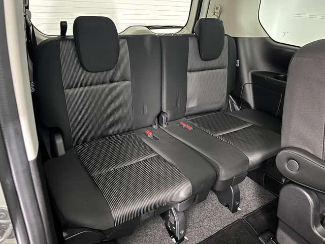 【サードシート】乗り降りしやすいサードシート。ドリンクホルダーなどもあり、ゆっくりくつろぐことができます。