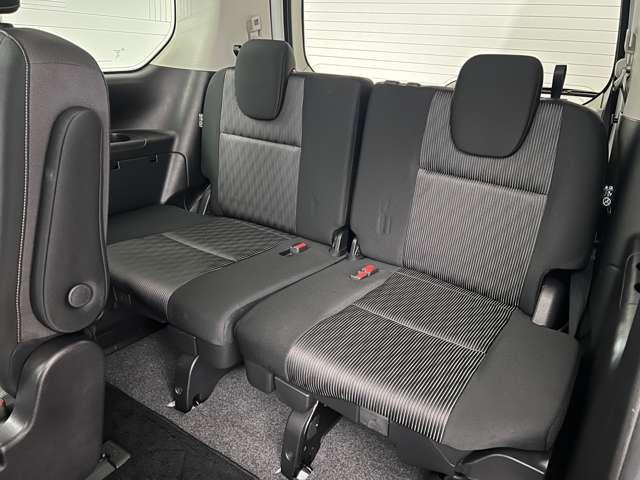 【サードシート】乗り降りしやすいサードシート。ドリンクホルダーなどもあり、ゆっくりくつろぐことができます。