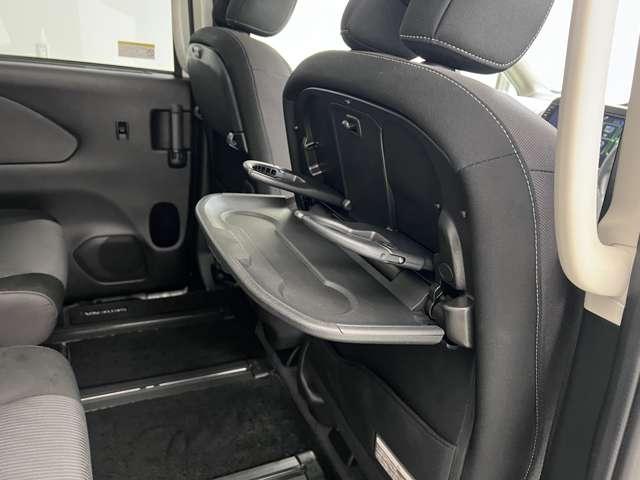 【ドリンクホルダー】ドリンクホルダーも色々な場所にありますので便利です。