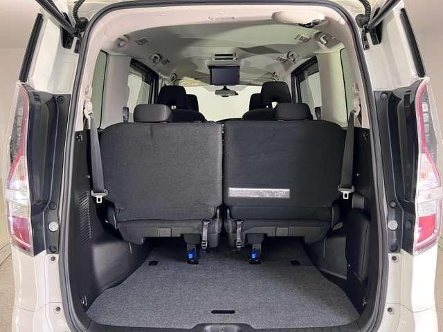 【スペース広々】シートは倒さず、前方にスライドするだけでスペースが広くなり、より多くの荷物を乗せることができます。