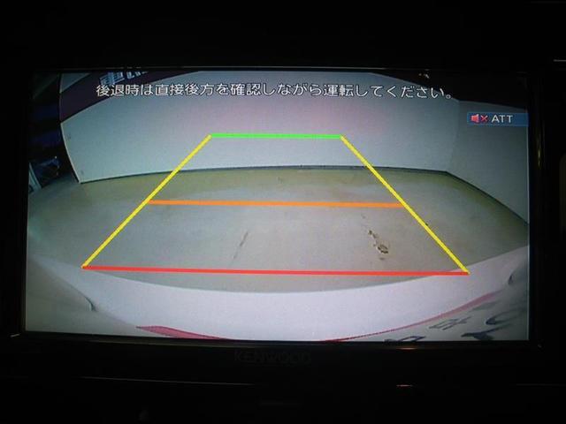 バックモニター付き。車両後方の映像がナビ画面に表示されるので、車庫入れが苦手な人も安心です。ただし、目視確認もお忘れなくお願いいたします。