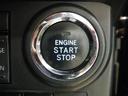 ワンプッシュで楽々エンジンスタート！キーを取り出さず、ドアノブに触れるだけでドアを施錠＆解錠も可能です。