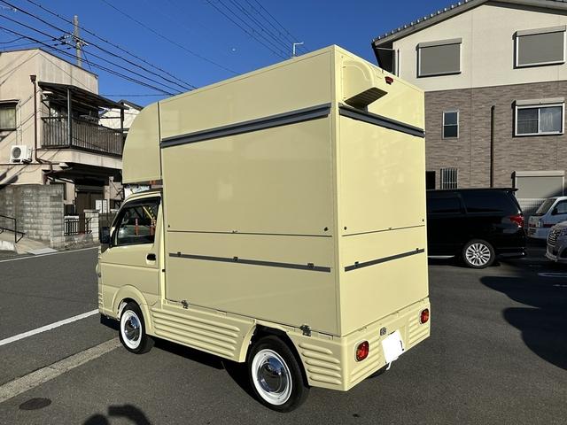 キャリイトラック 　移動販売車キッチンカー８ナンバー新品レトロフェイスチェンジサイドエアロホイルキャップ全塗装新品キッチンボックス左後方跳ね上げアクリル仕切窓新品台下冷蔵庫２００Ｌ給排水タンク防水フロア室内照明換気扇（5枚目）