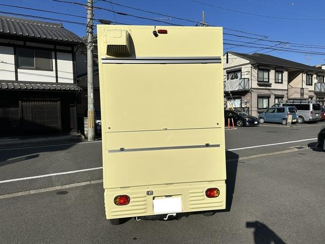 キャリイトラック 　移動販売車キッチンカー８ナンバー新品レトロフェイスチェンジサイドエアロホイルキャップ全塗装新品キッチンボックス左後方跳ね上げアクリル仕切窓新品台下冷蔵庫２００Ｌ給排水タンク防水フロア室内照明換気扇（6枚目）