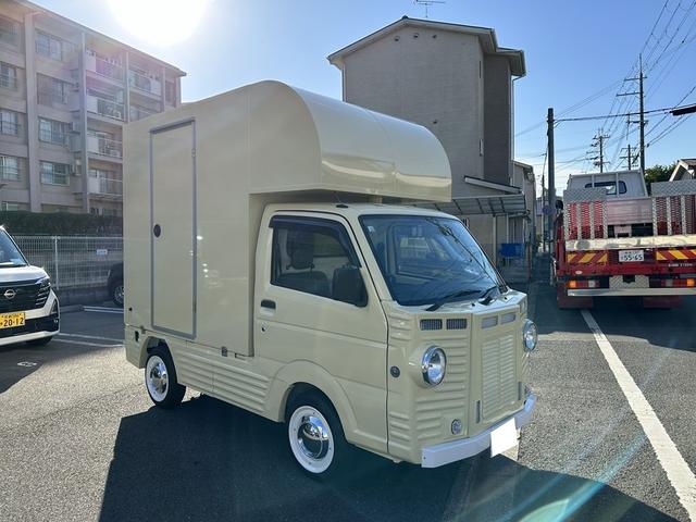 キャリイトラック 　移動販売車キッチンカー８ナンバー新品レトロフェイスチェンジサイドエアロホイルキャップ全塗装新品キッチンボックス左後方跳ね上げアクリル仕切窓新品台下冷蔵庫２００Ｌ給排水タンク防水フロア室内照明換気扇（9枚目）