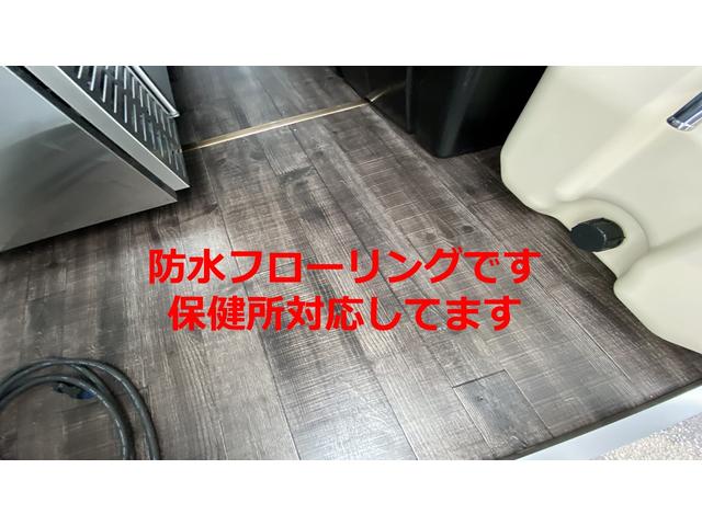 キャリイトラック ＫＣスペシャル　移動販売車キッチンカー８ナンバー取得済み新品キッチンボックスブラックパネル左跳ね上げアクリル仕切り窓２００リッター給排水タワータンク新品台下冷蔵庫前後ドライブレコーダーバックカメラ防水フロア換気扇照明（14枚目）