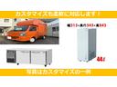 ＮＴ１００クリッパートラック ＤＸ　移動販売車キッチンカー新品レトロフェイスフルエアロキットキッチンボックス左側跳ね上げ販売口アクリル仕切り窓木枠付き内装木目調２００リッター給排水ミニシンク仕様防水フロア換気扇室内照明外部電源８ＮＯ（7枚目）