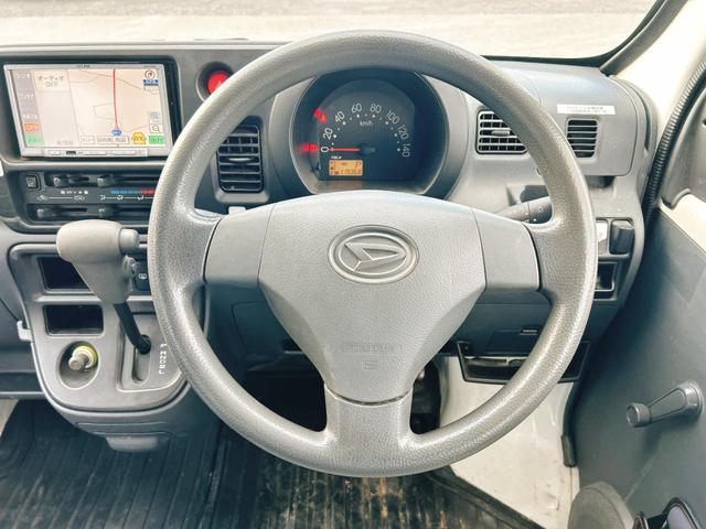 ハンドルの状態が悪いと運転に集中できませんよね。こちらの車、お気軽にお問い合わせください。